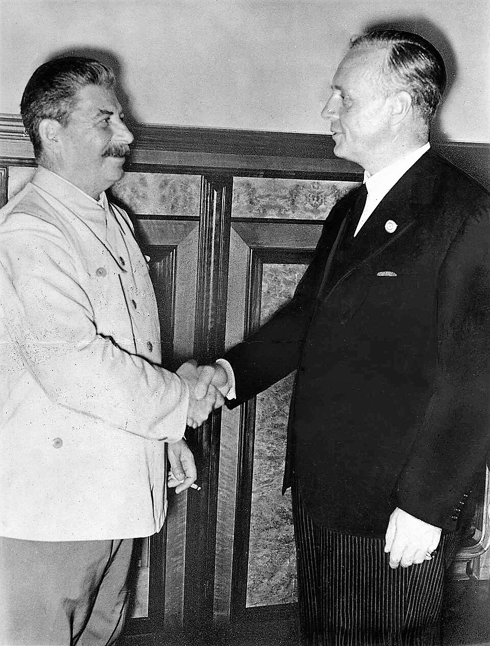 960px-Bundesarchiv_Bild_183-H27337%2C_Moskau%2C_Stalin_und_Ribbentrop_im_Kreml.jpg.jpg